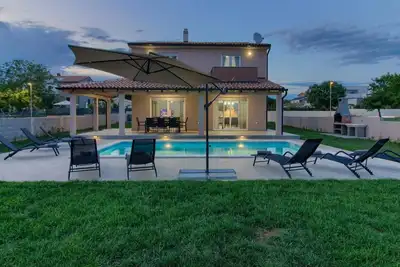 Image de Maison de vacances Pula pour 1 - 8 personnes avec 4 chambres à coucher - Maison de vacances