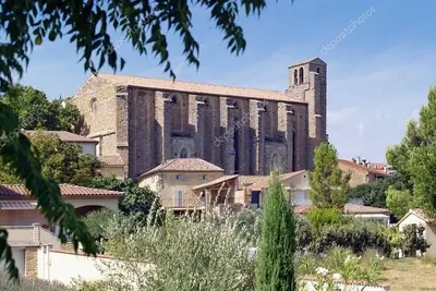 Image de Dans la maison du Xviii ème une vue sur la campagne et le château du Castellas