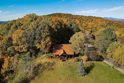 Image de Bearwallow Cottage; situé au sommet de Bearwallow Mountain. Randonnée pédestre, détente, Hendersonville, Asheville et plus encore!