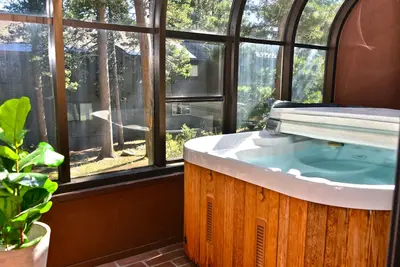 Image de Famille Parfaite Toute L'année à la Maison Avec Bain à Remous Privé!