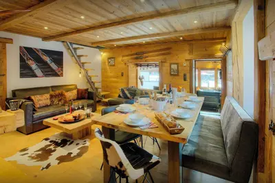 Image de Chalet Artedaz - base alpine pour 8, cheminée et home cinema - Ovo Network