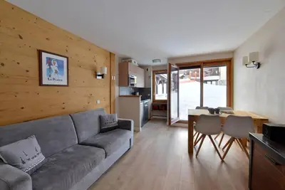 Image de 100m du centre station, 4ème étage, balcon, télévision, casier à ski, 27m², La Plagne