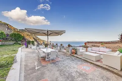 Image de Villa Ciondolo: A bright and elegant independent house which faces the sun and the sea, with Free Wi-Fi.