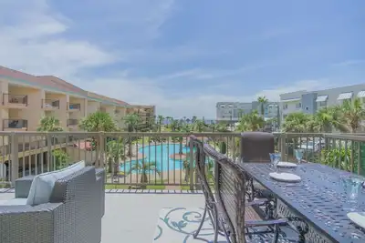 Image de Danse Mermaid. Vue sur l'océan et la piscine, belle décoration, condo et terrasse XLg, WiFi / câble gratuit, W / D