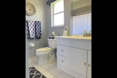 Image de Magnifiquement rénové trois chambres deux propriété de front de mer de bain avec piscine.