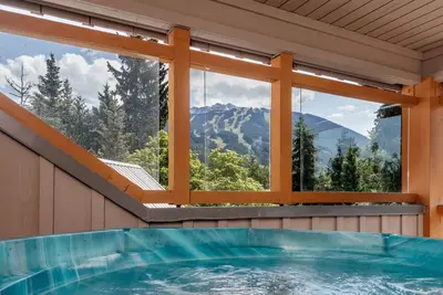 Image de Emplacement fantastique, vue sur la montagne avec bain à remous privé dans le village de Whistler!