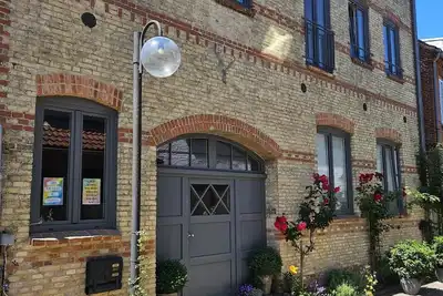 Image de Au cœur de la ville d'Eckernförde, à seulement 50 mètres du port, se trouve le charmant et spacieux appartement situé au 2ème étage. Premier étage d'un immeuble de bureaux historique. Beaucoup d'espace et de confort pour 4 personnes, même avec chien!