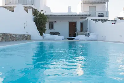 Maison cycladique traditionnelle avec grande terrasse privée de 65 m² avec vue sur la mer