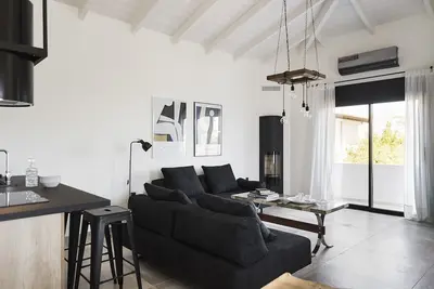 Image de Maison de luxe récemment rénovée avec vue sur la mer, spa et jardin