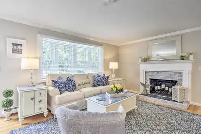 Image de Nouveau! Cape Cod Home w / Deck + Grill - 2 mi Ă la plage!