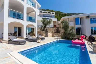 Image de Villa Leona avec piscine privée à Sutomore