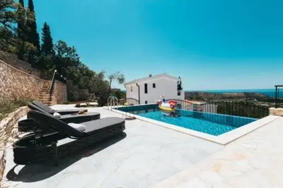 Image de Oceanfront Villa Sara avec une piscine privée