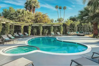 Image de Twin Palms: luxe 6 lits / 5 salles de bain, 1/2 acre, piscine chauffée et spa, promenade jusqu'à El Paseo