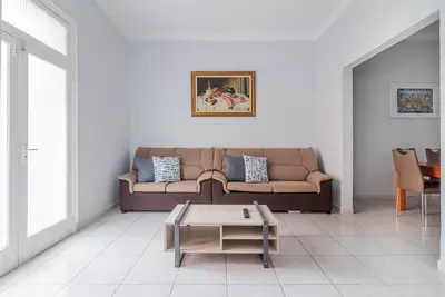 Flatguest Santa Catalina - 3Bdr + WiFi + Balcony