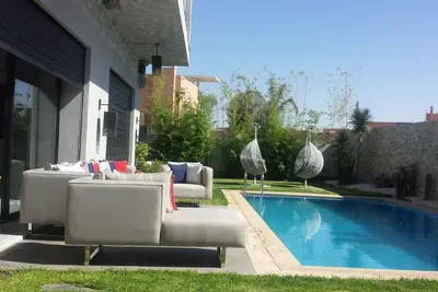 Image de Belle villa spacieuse avec piscine et jardin