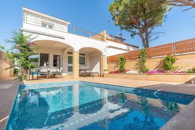 Image de Bruna: Belle maison avec piscine privée située dans un quartier calme