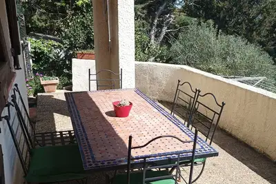 Image de A 6 km de Cassis, 20 de Marseille rez-de-jardin de villa  : Carnoux. Jolie vue