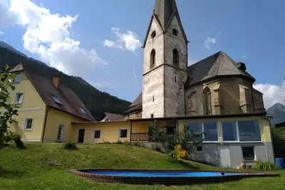 Image de Piscine, sauna, tasses, billard et beaucoup de nature