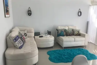 Image de villa avec garage privé, construit en conteneur d'expédition, deux chambres et deux salles de bain, cuisine, grand espace extérieur pour barbecue