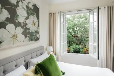 Image de Restez avec Lucky Savannah: Bright and Airy avec vue sur le clocher et lits King!