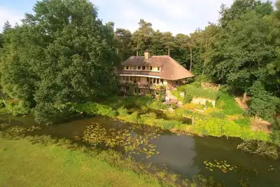 Image de Maison de campagne entière, située dans un environnement naturel avec vue sur les prés.