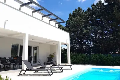 Image de Aria - Nouvelle maison de vacances avec piscine, à proximité de nombreuses plages et activités