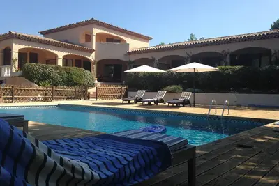 Image de 4 chambres avec salle de bain, terrasse et accés independant