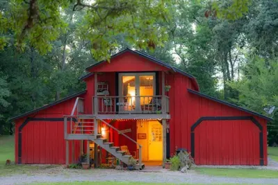 Image de Barn Loft Suite avec bain à remous sous les chênes historiques à côté de l'étang privé