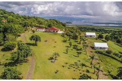 Image de Villa 1 de standing 80m2 avec piscine et vue 360° sur la mer et sur la campagne