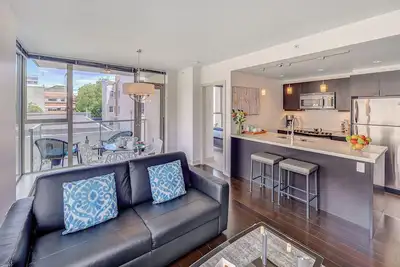 Image de Magnifique condo du centre-ville, parking gratuit, Wi-Fi gratuit, proche de toutes commodités
