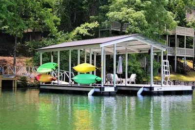 Image de 4 Br Lakefront Home dans une crique tranquille avec Swim Dock et pas de trafic de bateau!