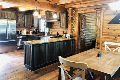 Image de 🦌Cours court à Yellowstone 🛌 jusqu'à 8 'convivial ⭐Wifi / Smart Tv et cuisine