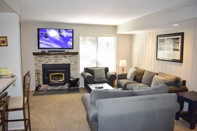 Image de Profitez de Mammoth dans ce magnifique condo n ° 159, à quelques pas de la navette