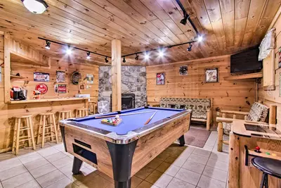 Image de Nouveau! Cabine Gatlinburg avec bain à remous et terrasse blindée