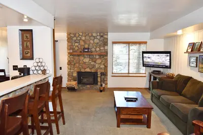 Image de Parfait condo confortable pour une retraite en famille, à proximité de la navette et à quelques pas du village