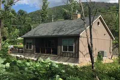 Image de Cabine 2 chambres au bord d'un ruisseau de montagne, au cœur de Gatlinburg