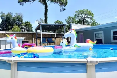 Image de The Purple Pool House avec terrasse et piscine privées, près des plages et du parcours de golf