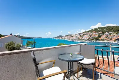 Appartement d'une chambre avec le balcon et la vue sur le mer Tisno, Murter (A-815-e)
