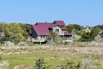 Image de Décoré avec goût avec un grand floorplan ouvert cette maison a une vue magnifique marais.