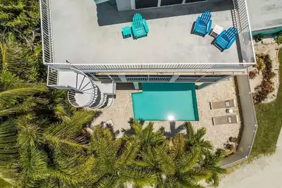 Image de Belle maison avec vue imprenable sur le coucher du soleil / l'eau sur Bean Point! Piscine, bar, baby-foot!