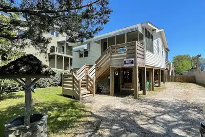Image de Profitez de l'unicité de deux ailes de chalets distincts reliés par une grande véranda.