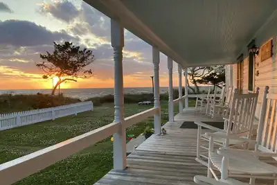Image de Profitez de couchers de soleil dans cette propriété historique spacieuse située sur Pamlico Sound, avec une plage.