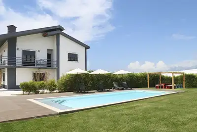 Image de Maison confortable, spacieuse et entièrement équipée avec piscine près de la plage