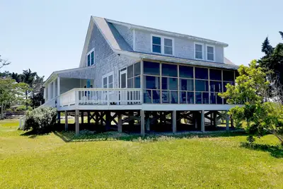 Image de Cette maison avant son offre amarrage privé et un grand bord de l'eau projeté porche avec vues.