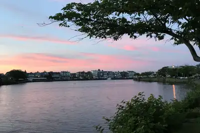 Image de Beach House Paradise avec vue sur le lac!