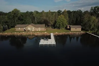 Image de Belle maison pour nager et pêcher sur le lac Édouard entre Nisswa et Breezy Point.
