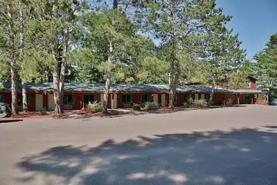 Image de Grand Pines Motel Chambres