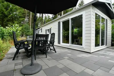 Image de Joli chalet dans un endroit boisé