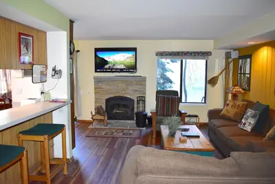 Image de Sentez-vous à la maison avec condo coin accueillant, à proximité des arrêts de navette et du Village
