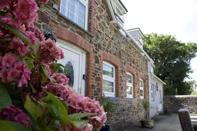 Image de Coach House - Maison de vacances sur les rives du canal de Bude et à proximité de la plage